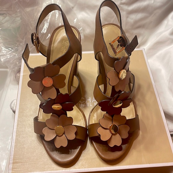 Michael Kors Kit Flower Sandals - Picture 2 of 10